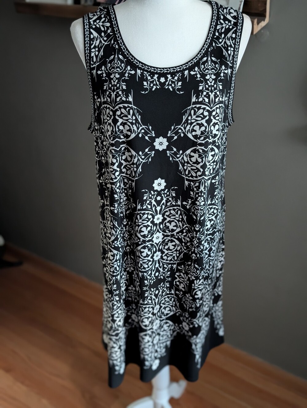 Max Studio XL Black White Damask Floral Shift Dress Sleeveless Scoop Neck